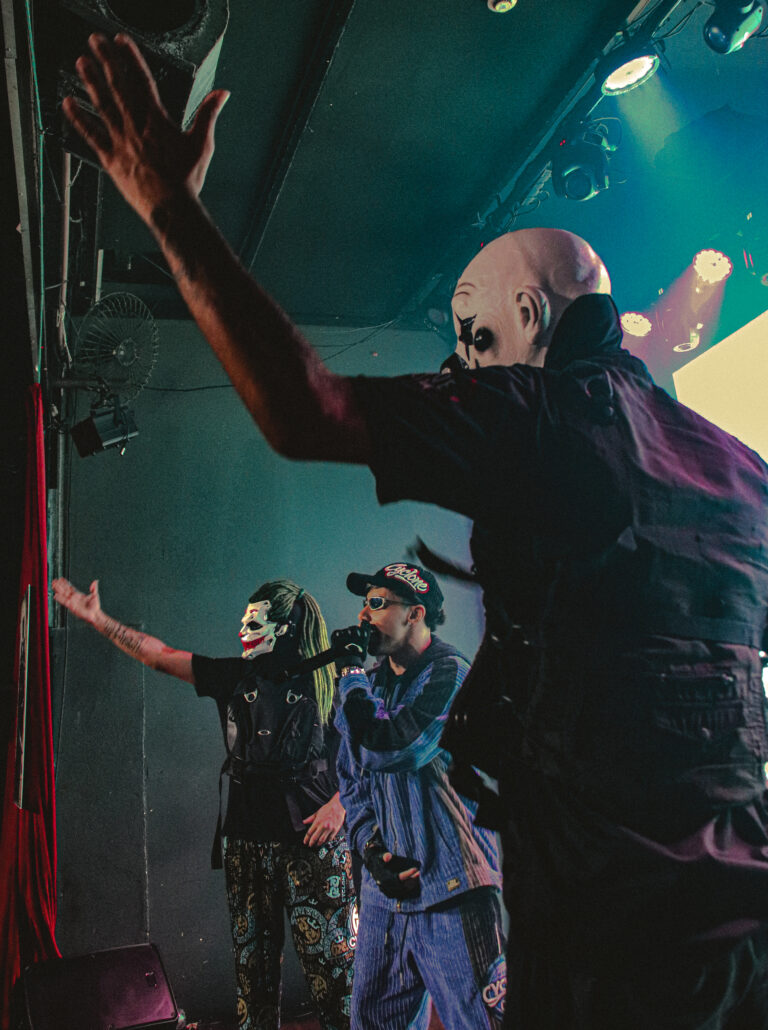 Mascarado acena ao público no palco — Sad Baile Joker, Halloween em São Paulo, 17/10/2026
