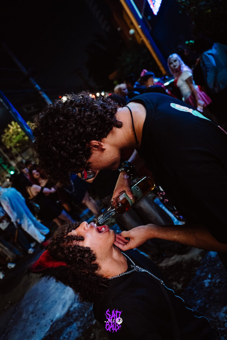 Amigos dividem bebida na área externa da festa — Sad Baile Joker, Halloween em São Paulo, 17/10/2026