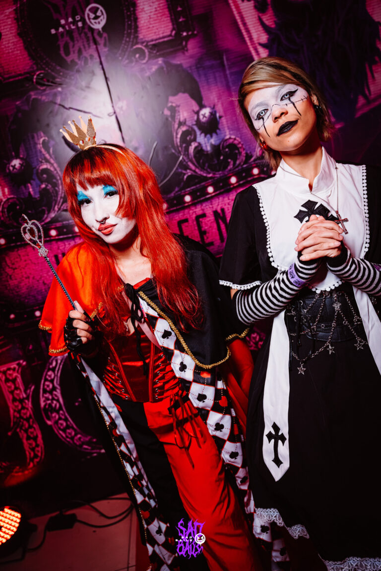 Rainha de Copas posa ao lado de amiga com maquiagem gótica — Sad Baile Joker, Halloween em São Paulo, 17/10/2026