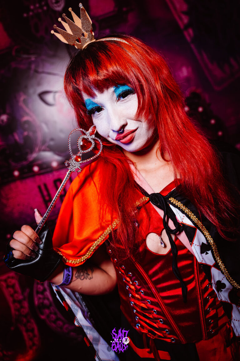 Fantasia de Rainha de Copas com coroa e peruca ruiva — Sad Baile Joker, Halloween em São Paulo, 17/10/2026