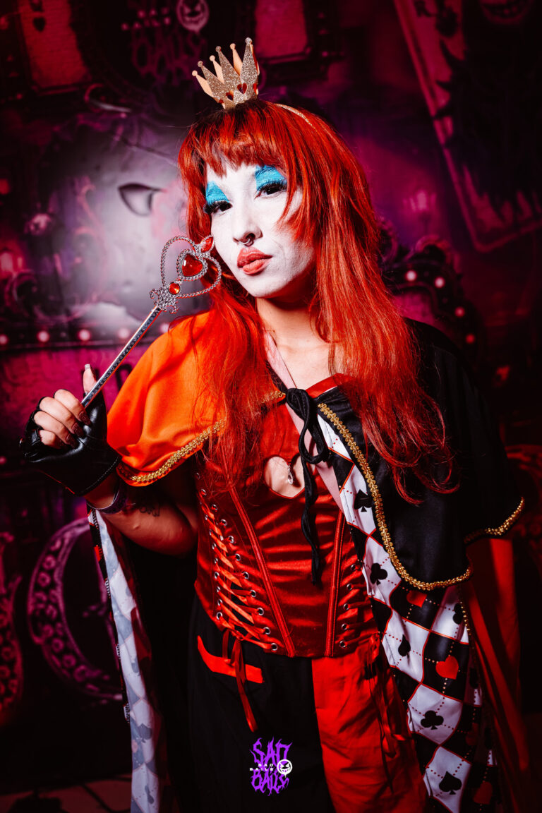 Rainha de Copas de peruca ruiva segura cetro de coração — Sad Baile Joker, Halloween em São Paulo, 17/10/2026