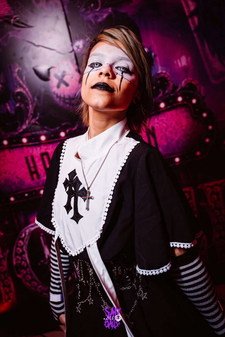 Maquiagem de boneca gótica com batom preto — Sad Baile Joker, Halloween em São Paulo, 17/10/2026