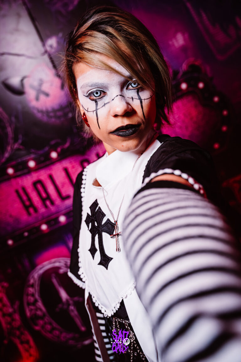 Close de maquiagem gótica com lágrima pintada — Sad Baile Joker, Halloween em São Paulo, 17/10/2026