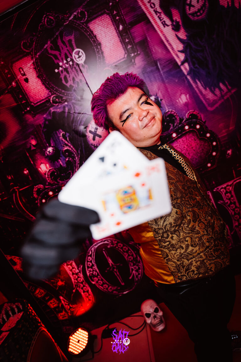 Fantasia de mágico de cabelo roxo com cartas na mão — Sad Baile Joker, Halloween em São Paulo, 17/10/2026