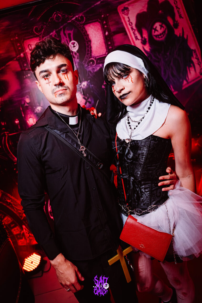 Casal fantasiado de padre e freira — Sad Baile Joker, Halloween em São Paulo, 17/10/2026