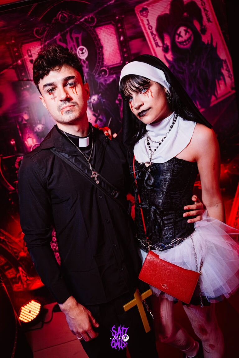 Padre e freira posam no painel de Halloween — Sad Baile Joker, Halloween em São Paulo, 17/10/2026