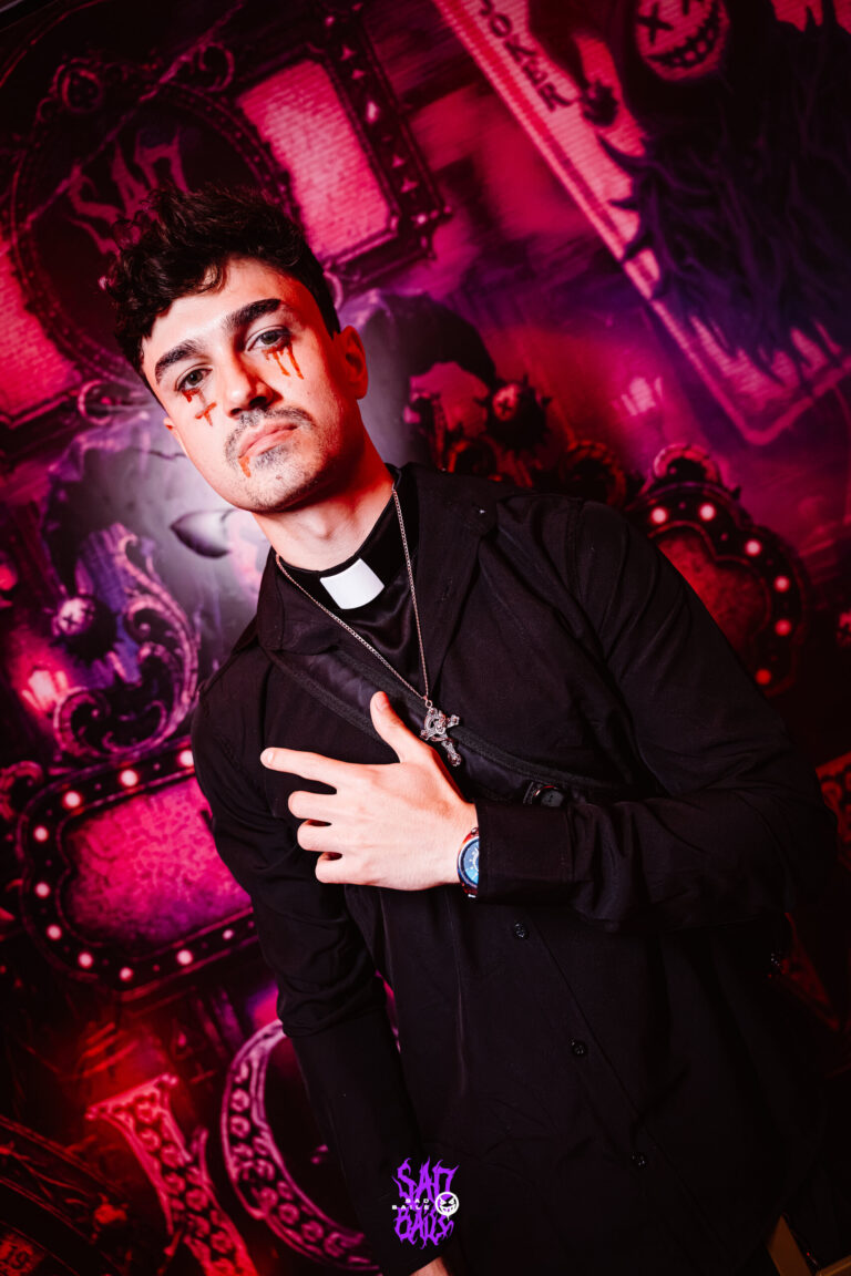 Rapaz fantasiado de padre com colarinho clerical — Sad Baile Joker, Halloween em São Paulo, 17/10/2026