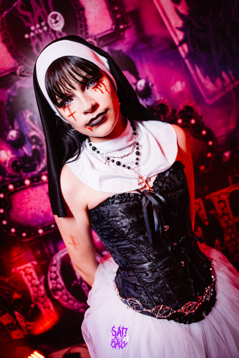 Freira de corset preto e saia branca — Sad Baile Joker, Halloween em São Paulo, 17/10/2026