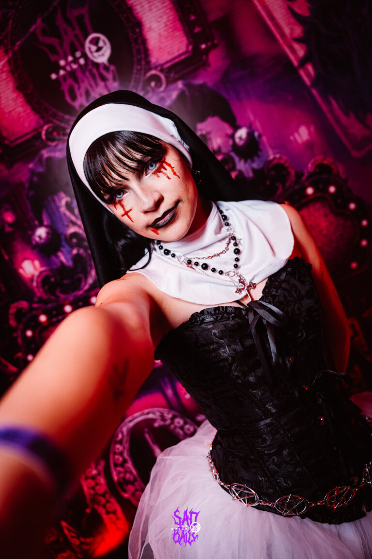 Fantasia de freira com corset e terço — Sad Baile Joker, Halloween em São Paulo, 17/10/2026