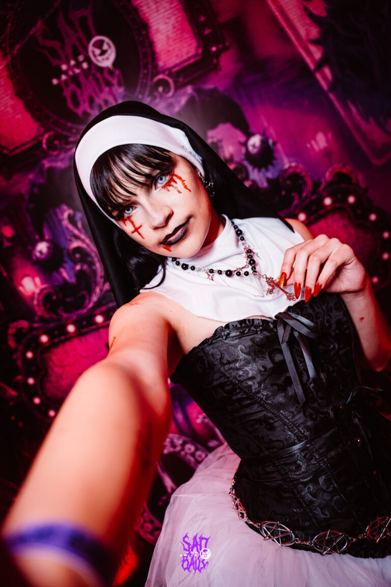 Freira faz selfie com a câmera — Sad Baile Joker, Halloween em São Paulo, 17/10/2026