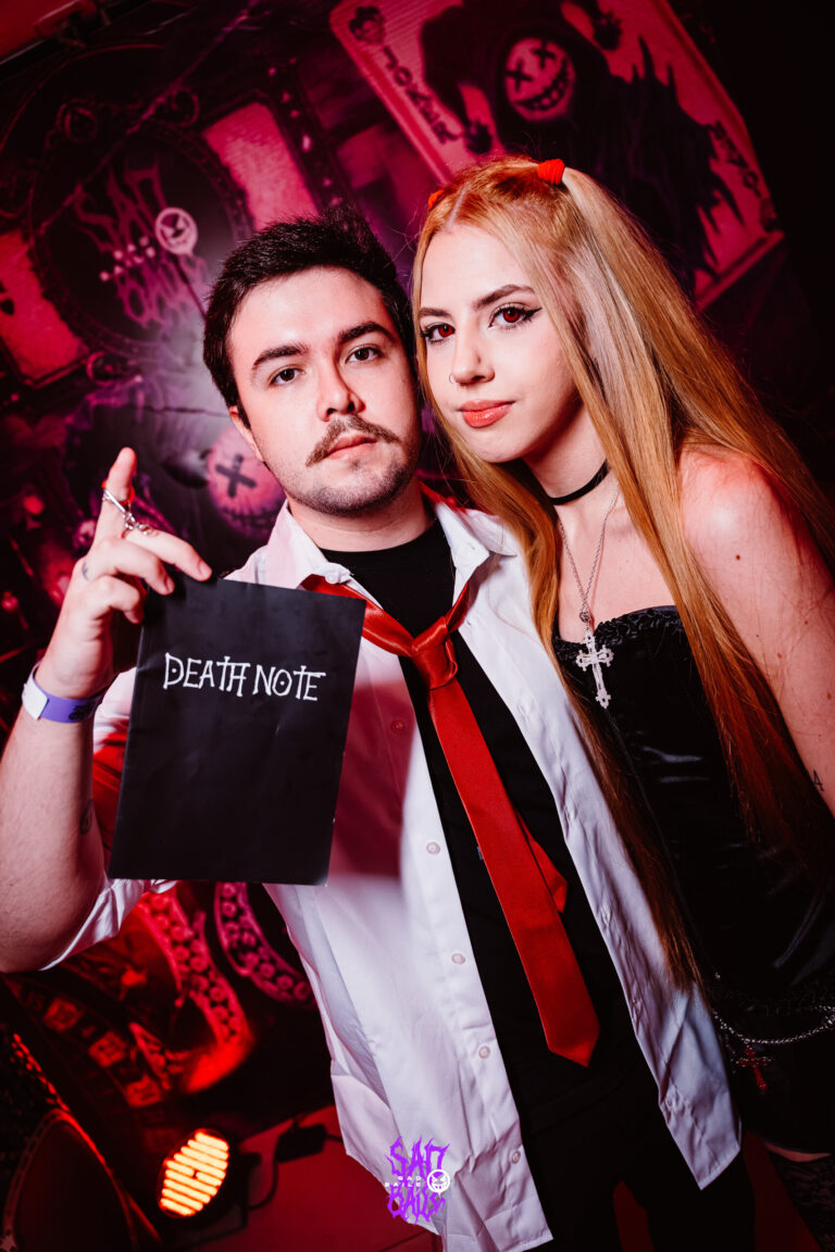 Casal fantasiado de Death Note com o caderno — Sad Baile Joker, Halloween em São Paulo, 17/10/2026