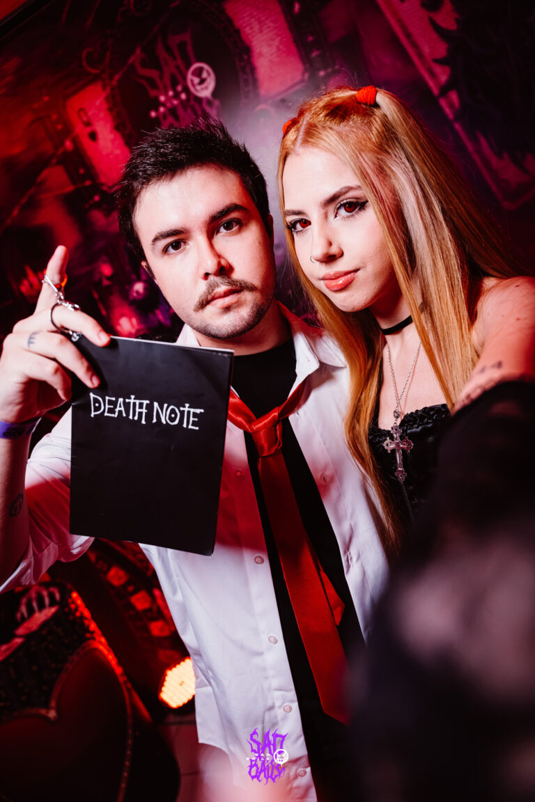 Casal com o caderno Death Note e gravata vermelha — Sad Baile Joker, Halloween em São Paulo, 17/10/2026