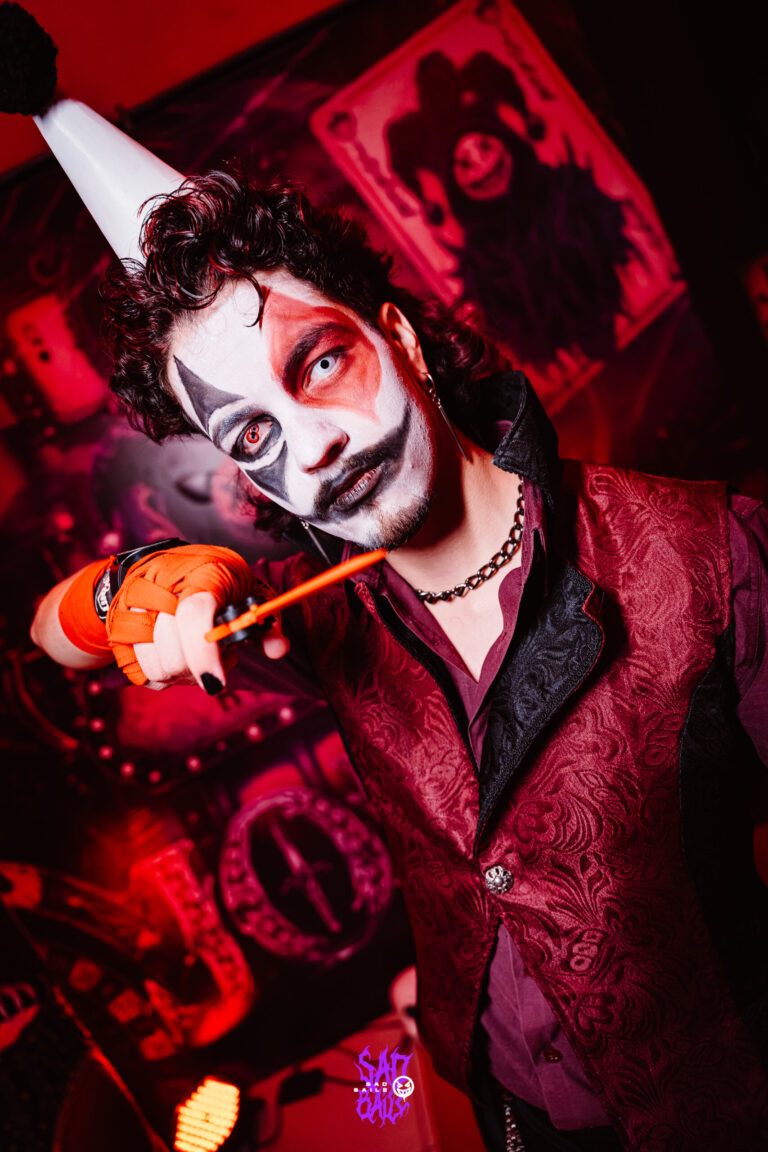 Palhaço de chapéu cônico e rosto pintado de preto e branco — Sad Baile Joker, Halloween em São Paulo, 17/10/2026