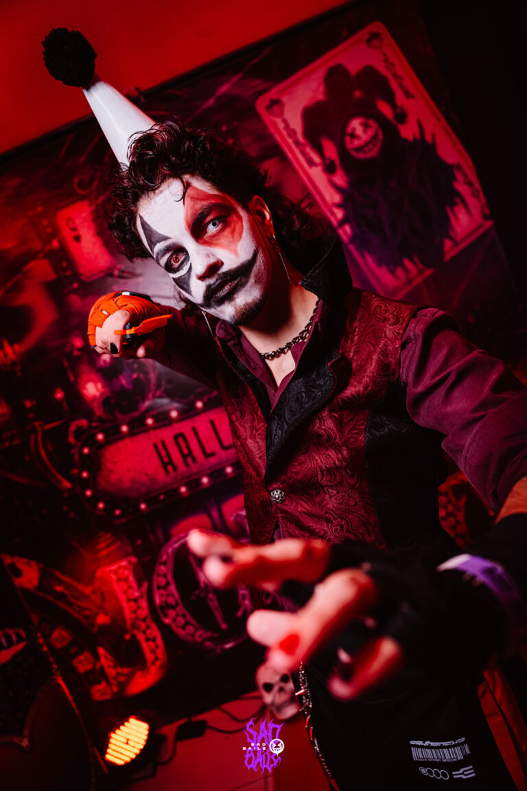 Palhaço de chapéu branco estende a mão para a câmera — Sad Baile Joker, Halloween em São Paulo, 17/10/2026