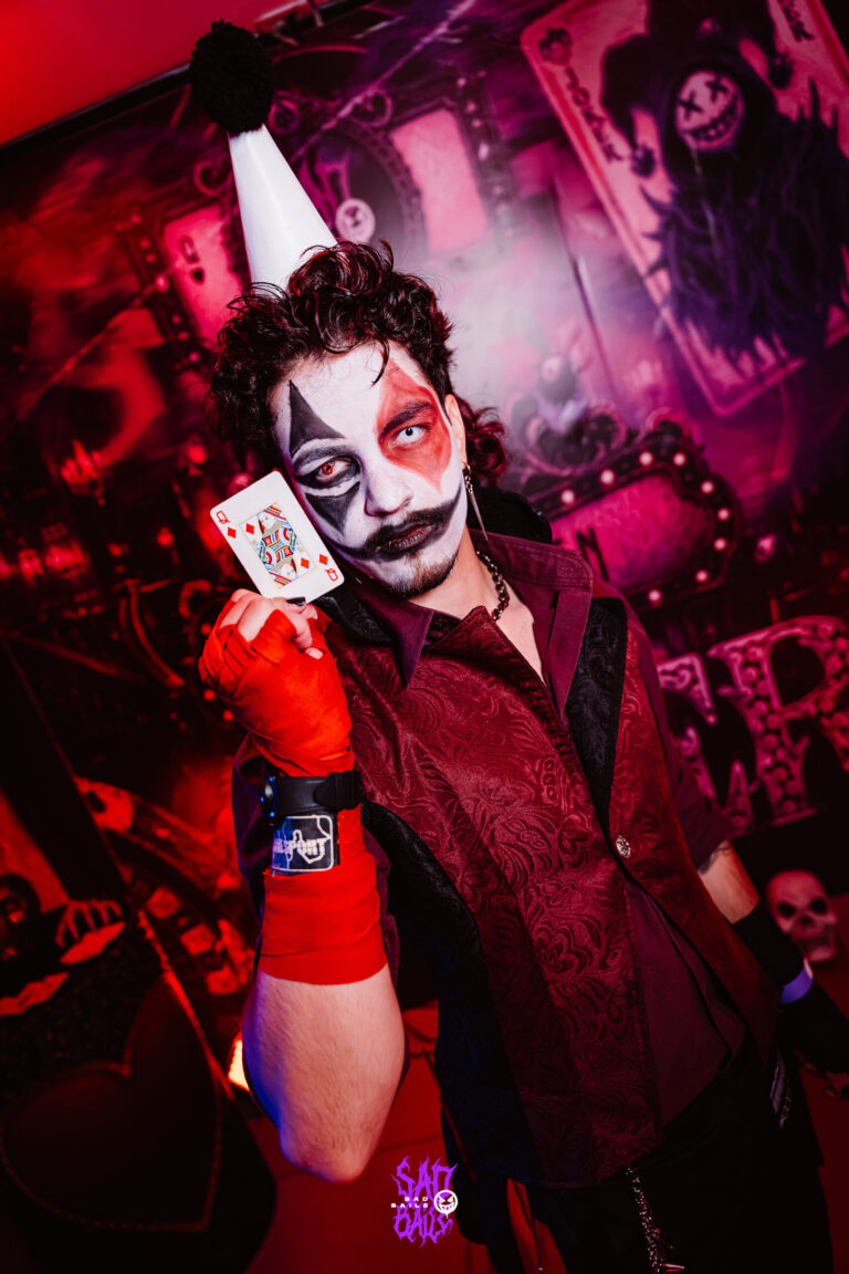 Fantasia de palhaço com carta de baralho e luvas vermelhas — Sad Baile Joker, Halloween em São Paulo, 17/10/2026
