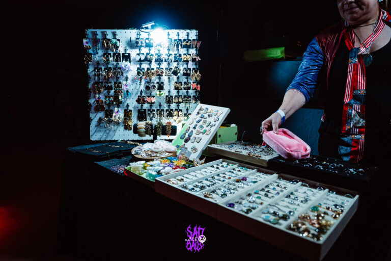 Banca de acessórios iluminada na festa — Sad Baile Joker, Halloween em São Paulo, 17/10/2026