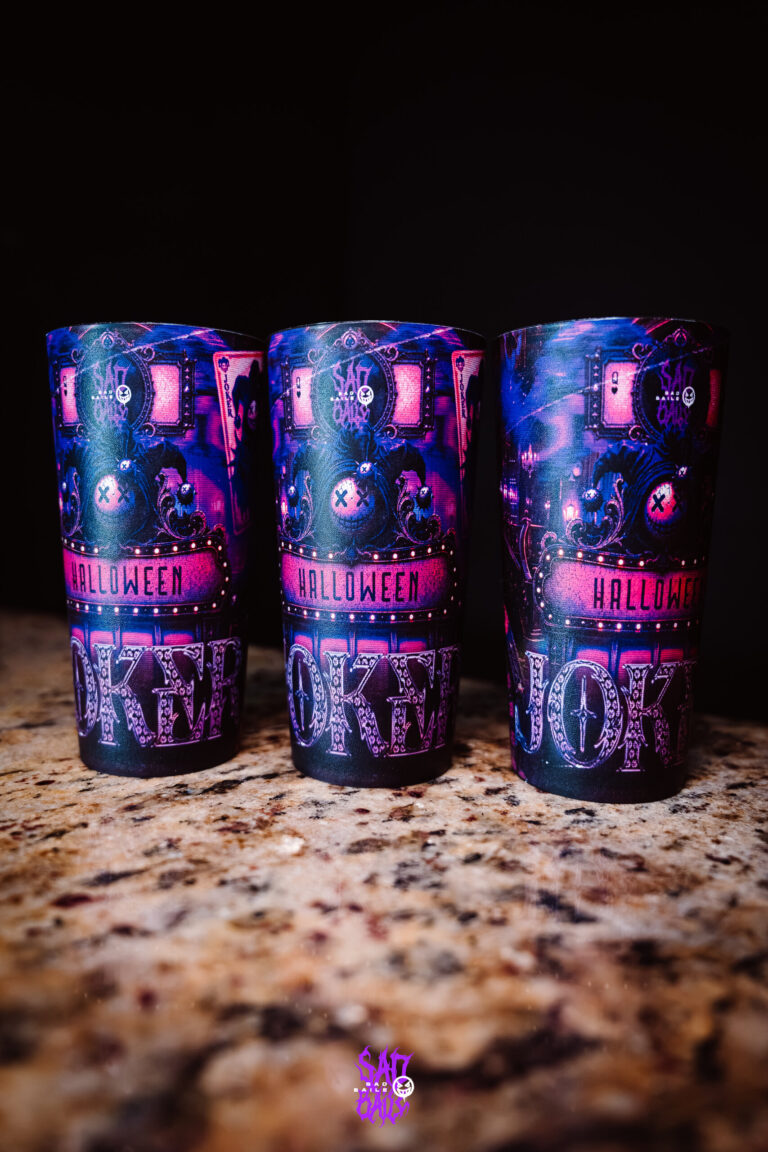 Copos personalizados Joker enfileirados — Sad Baile Joker, Halloween em São Paulo, 17/10/2026