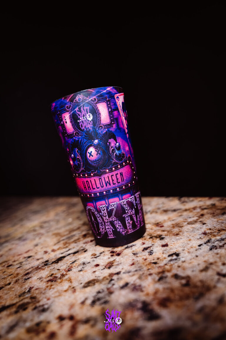 Copo roxo da edição Joker em destaque — Sad Baile Joker, Halloween em São Paulo, 17/10/2026