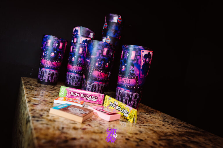 Copos da edição Joker empilhados com sedas — Sad Baile Joker, Halloween em São Paulo, 17/10/2026