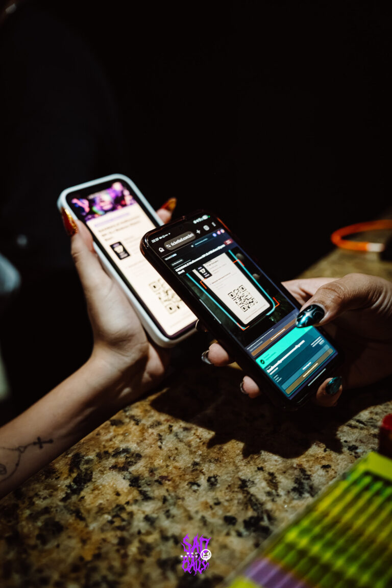 Leitura do ingresso pelo celular na portaria — Sad Baile Joker, Halloween em São Paulo, 17/10/2026