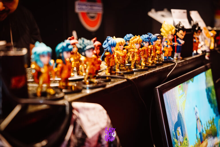 Bonecos colecionáveis de anime em estande da festa — Sad Baile Joker, Halloween em São Paulo, 17/10/2026