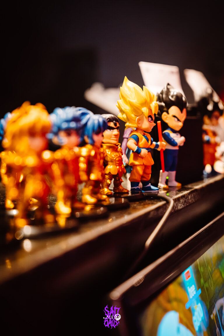 Miniaturas de Dragon Ball expostas em estande — Sad Baile Joker, Halloween em São Paulo, 17/10/2026