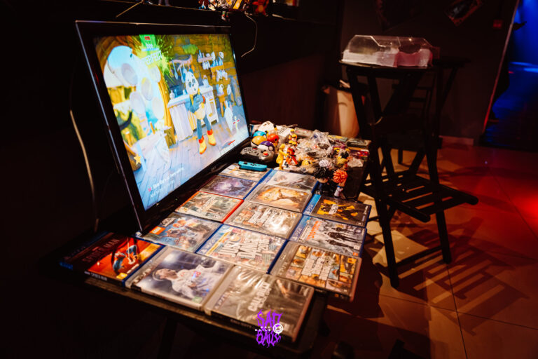 Estande de games e colecionáveis na festa — Sad Baile Joker, Halloween em São Paulo, 17/10/2026