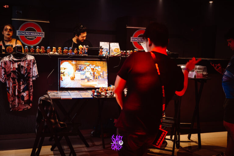 Estande de camisetas e games na festa — Sad Baile Joker, Halloween em São Paulo, 17/10/2026