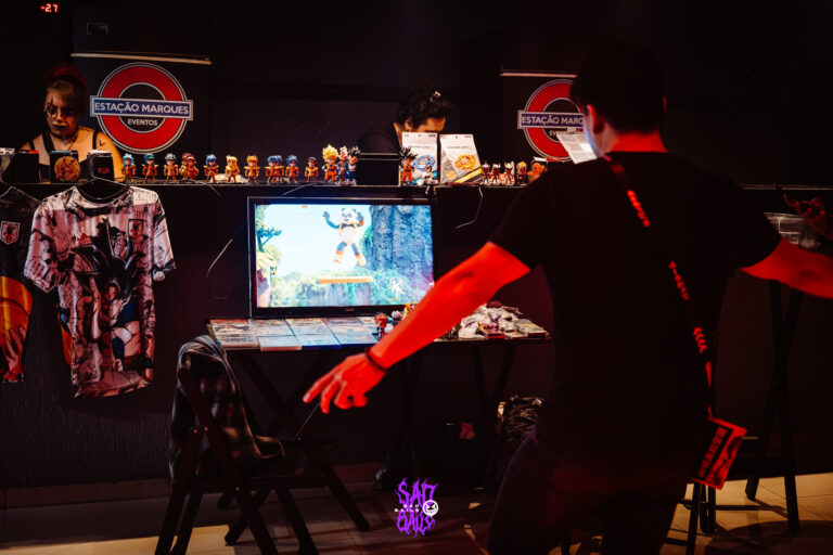 Visitantes no estande de games e camisetas — Sad Baile Joker, Halloween em São Paulo, 17/10/2026
