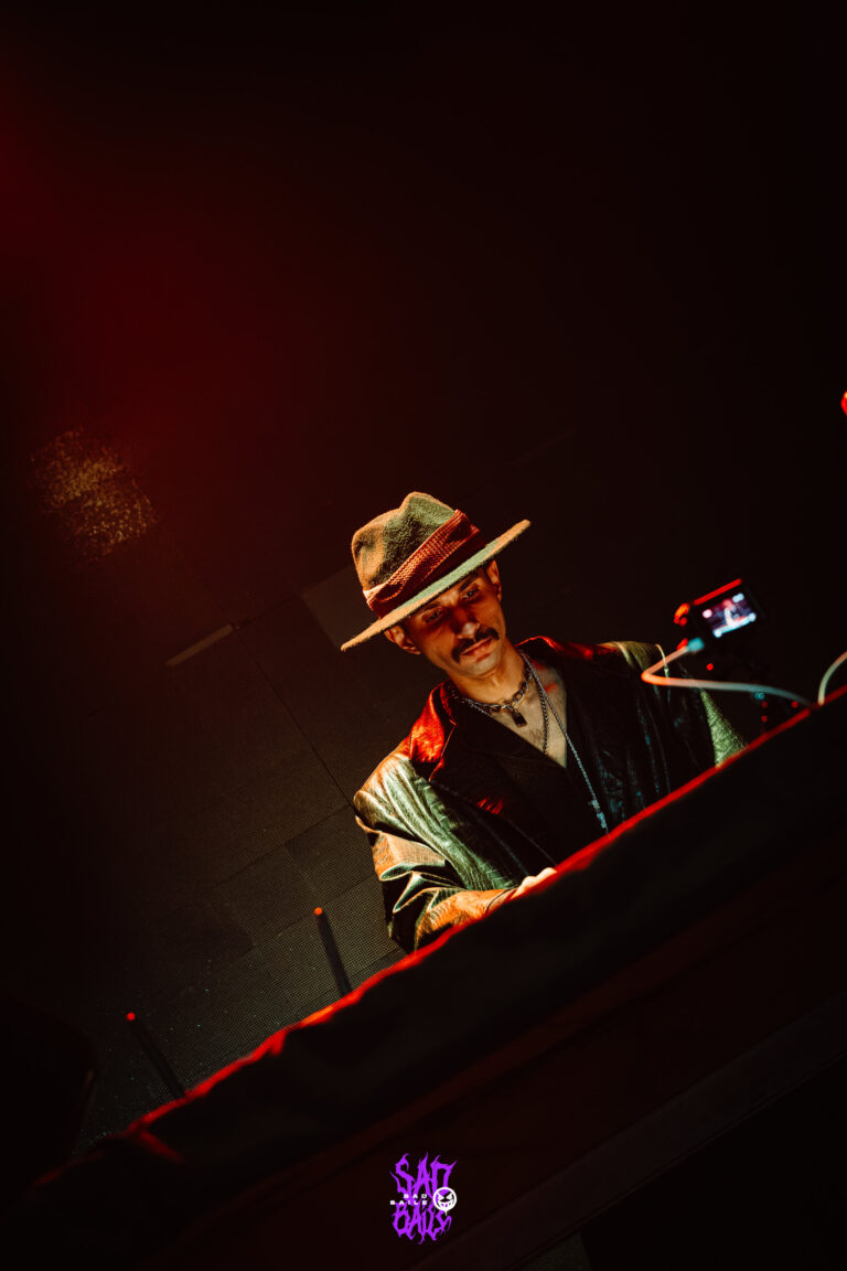 DJ de chapéu e jaqueta na cabine — Sad Baile Joker, Halloween em São Paulo, 17/10/2026