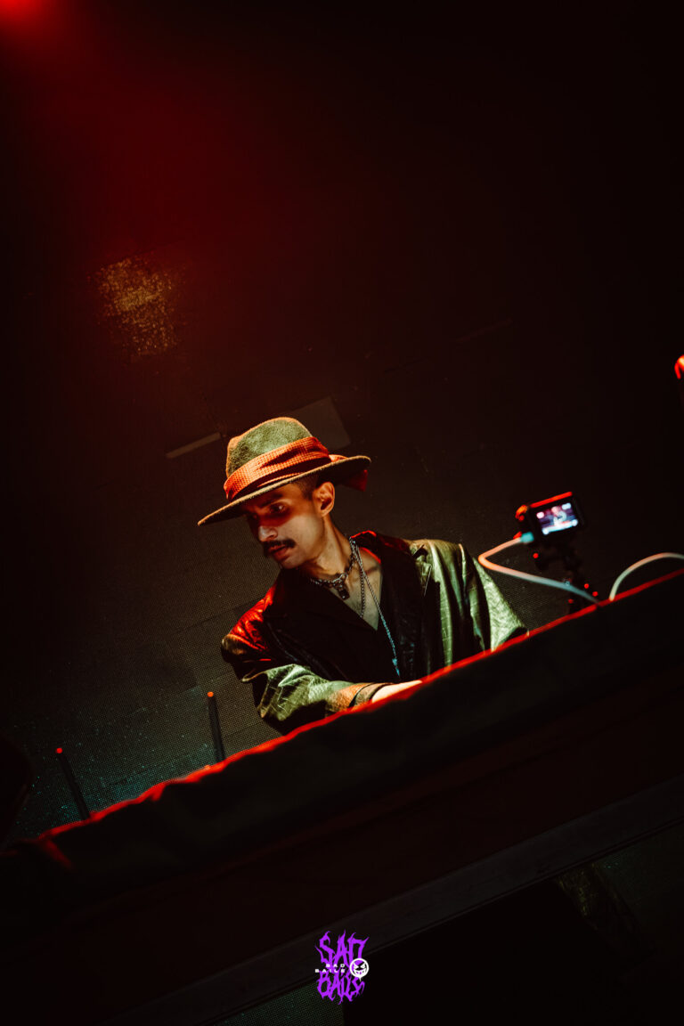 DJ de chapéu mixando sob luz vermelha — Sad Baile Joker, Halloween em São Paulo, 17/10/2026