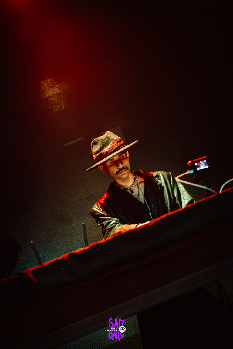 DJ de chapéu toca sob luz vermelha — Sad Baile Joker, Halloween em São Paulo, 17/10/2026