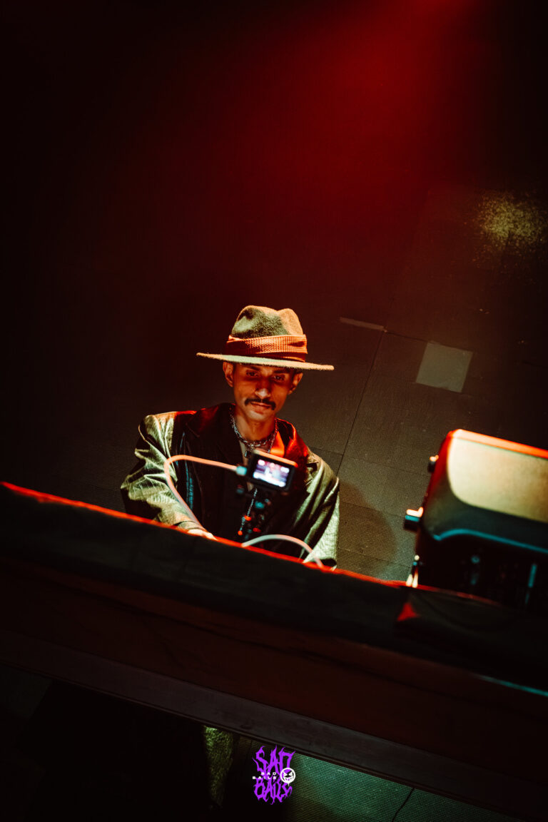 DJ de chapéu concentrado no set — Sad Baile Joker, Halloween em São Paulo, 17/10/2026