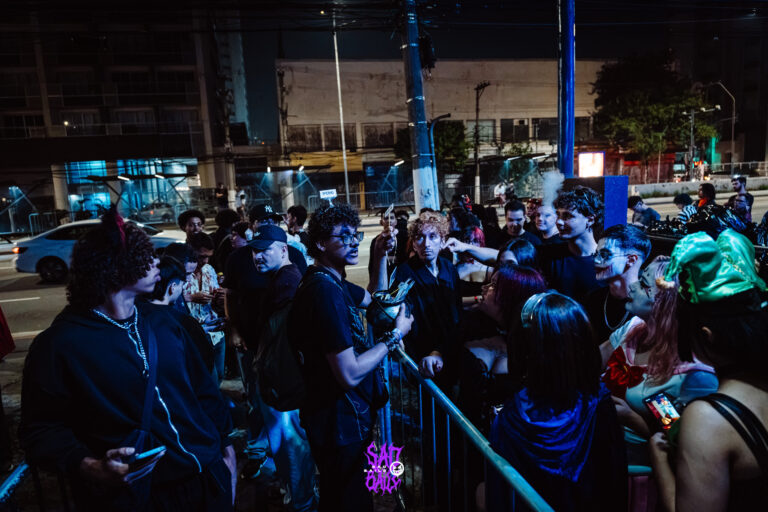Fila de entrada na frente do Estação Marques — Sad Baile Joker, Halloween em São Paulo, 17/10/2026