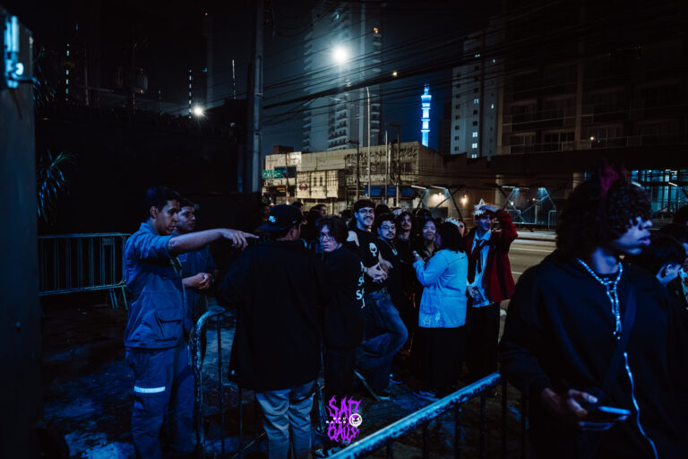 Público chega à festa pela calçada à noite — Sad Baile Joker, Halloween em São Paulo, 17/10/2026
