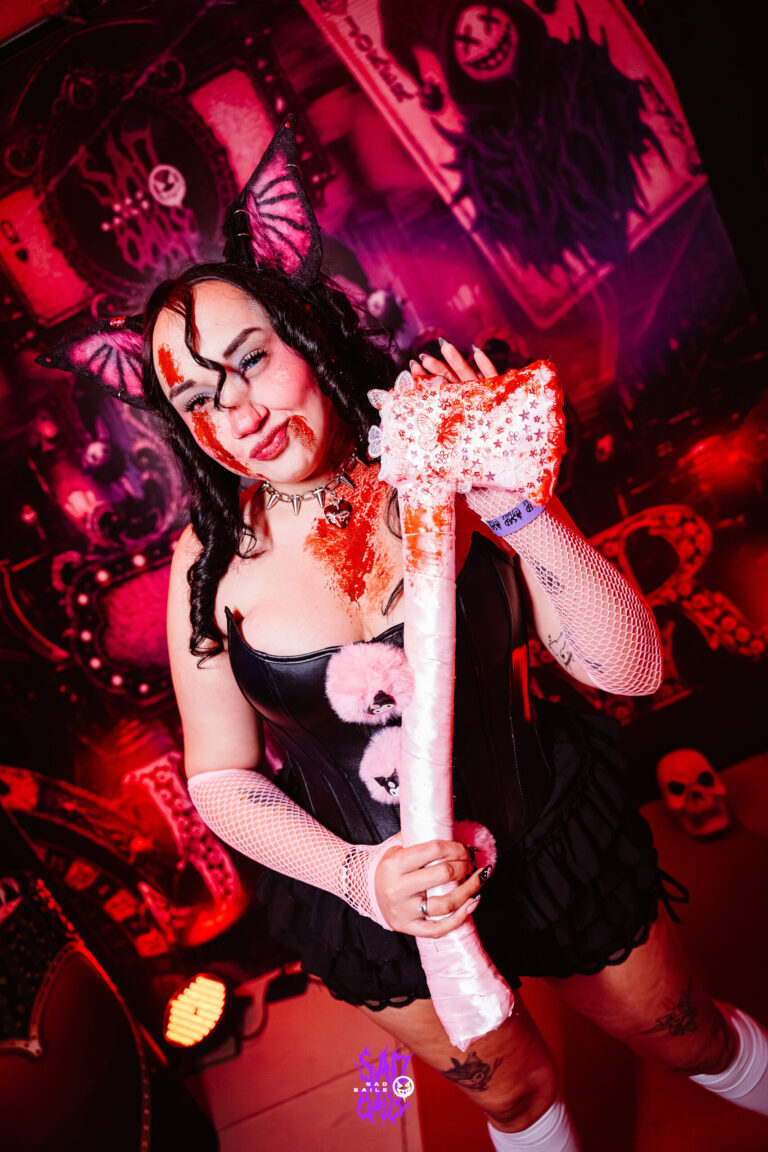 Garota com orelhas de gato segura machado ensanguentado — Sad Baile Joker, Halloween em São Paulo, 17/10/2026
