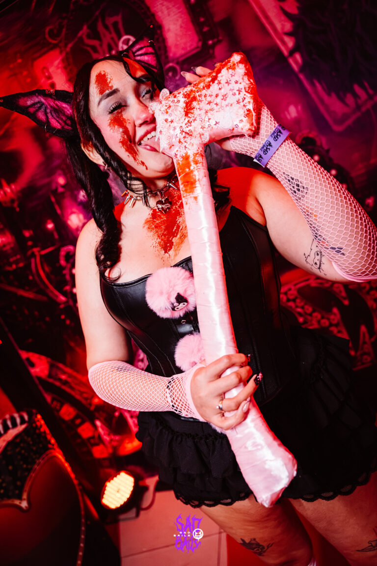 Fantasia de gatinha com machado de brinquedo sujo de sangue — Sad Baile Joker, Halloween em São Paulo, 17/10/2026