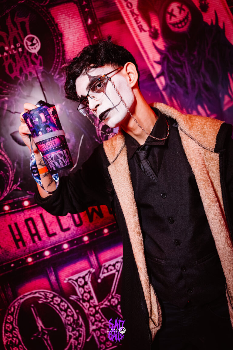 Rapaz de maquiagem branca segura copo Joker — Sad Baile Joker, Halloween em São Paulo, 17/10/2026