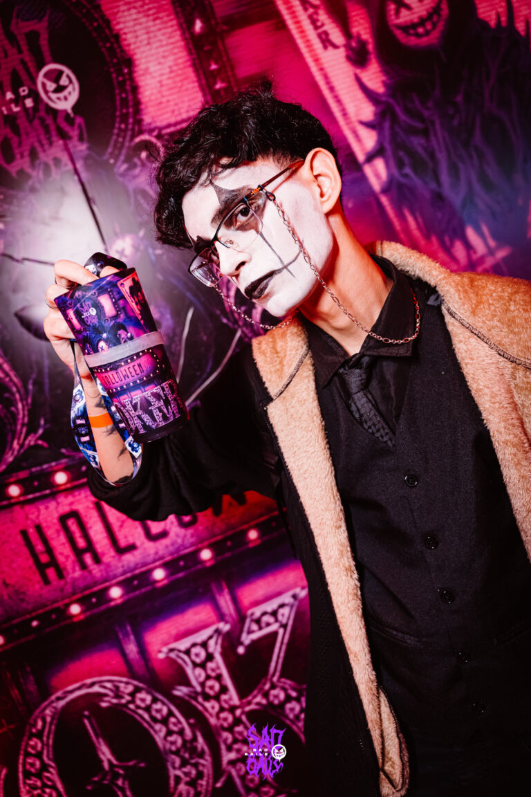 Rapaz de rosto pintado e óculos com copo Joker — Sad Baile Joker, Halloween em São Paulo, 17/10/2026
