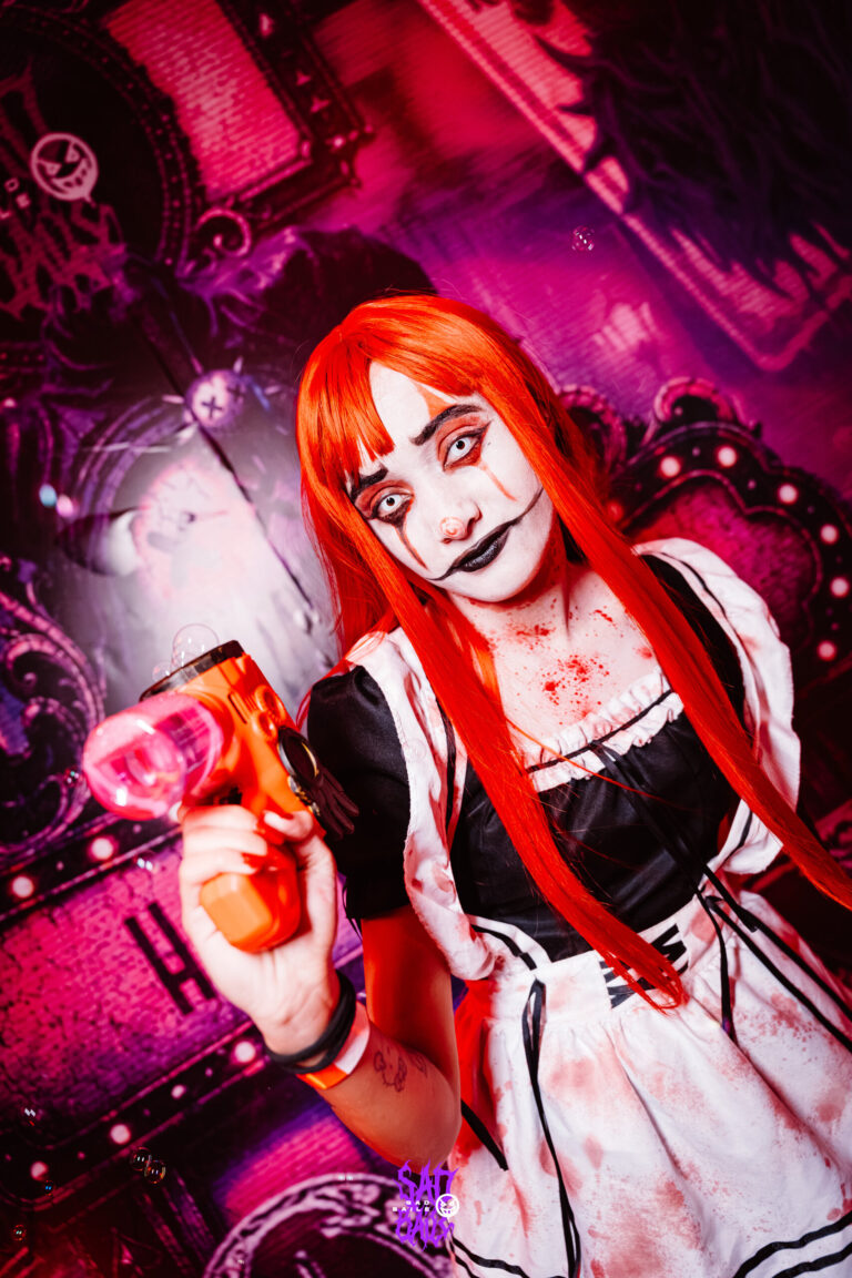 Garota de peruca ruiva e avental ensanguentado — Sad Baile Joker, Halloween em São Paulo, 17/10/2026