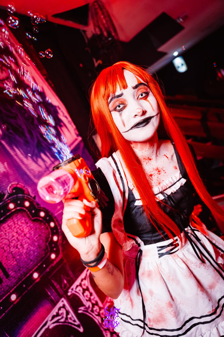 Fantasia de empregada ensanguentada com peruca ruiva — Sad Baile Joker, Halloween em São Paulo, 17/10/2026