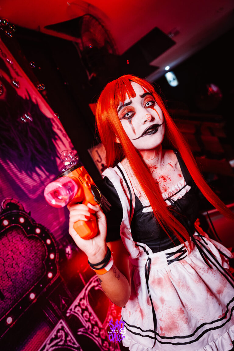 Garota de peruca ruiva e maquiagem de palhaço — Sad Baile Joker, Halloween em São Paulo, 17/10/2026