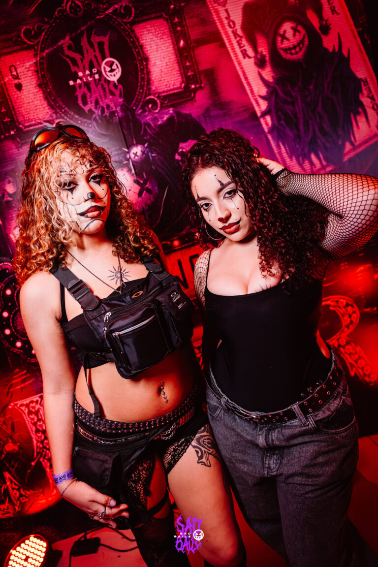 Amigas de roupa preta e colete tático — Sad Baile Joker, Halloween em São Paulo, 17/10/2026