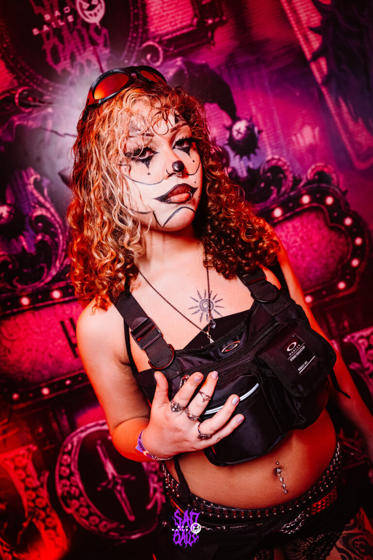 Garota com maquiagem de caveira e colete preto — Sad Baile Joker, Halloween em São Paulo, 17/10/2026