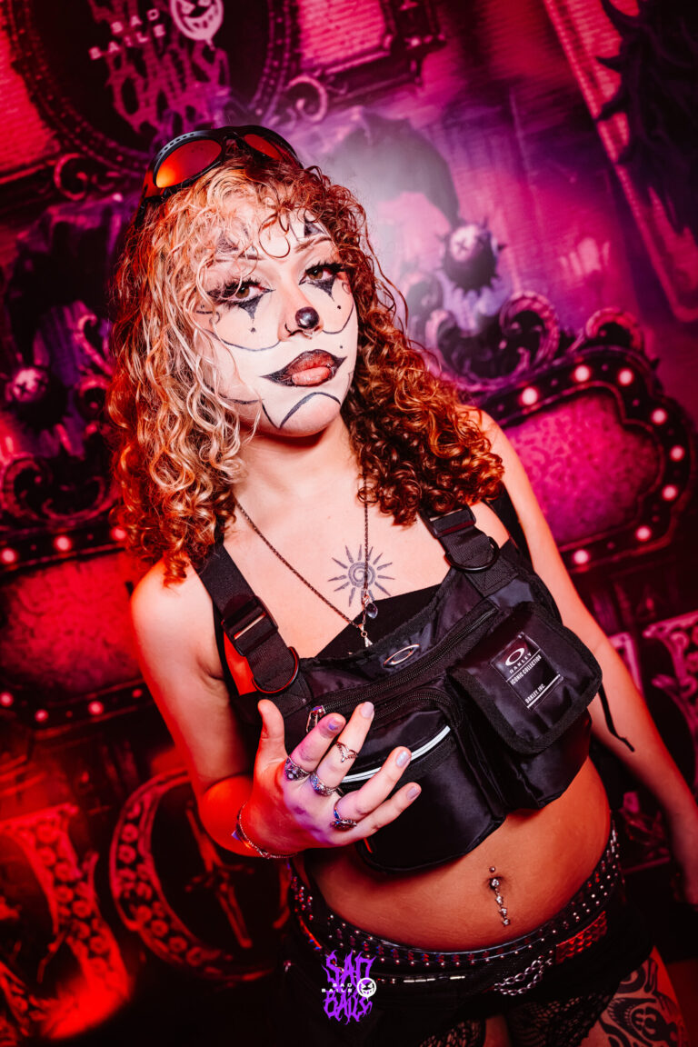 Garota de cabelo cacheado com maquiagem de caveira — Sad Baile Joker, Halloween em São Paulo, 17/10/2026