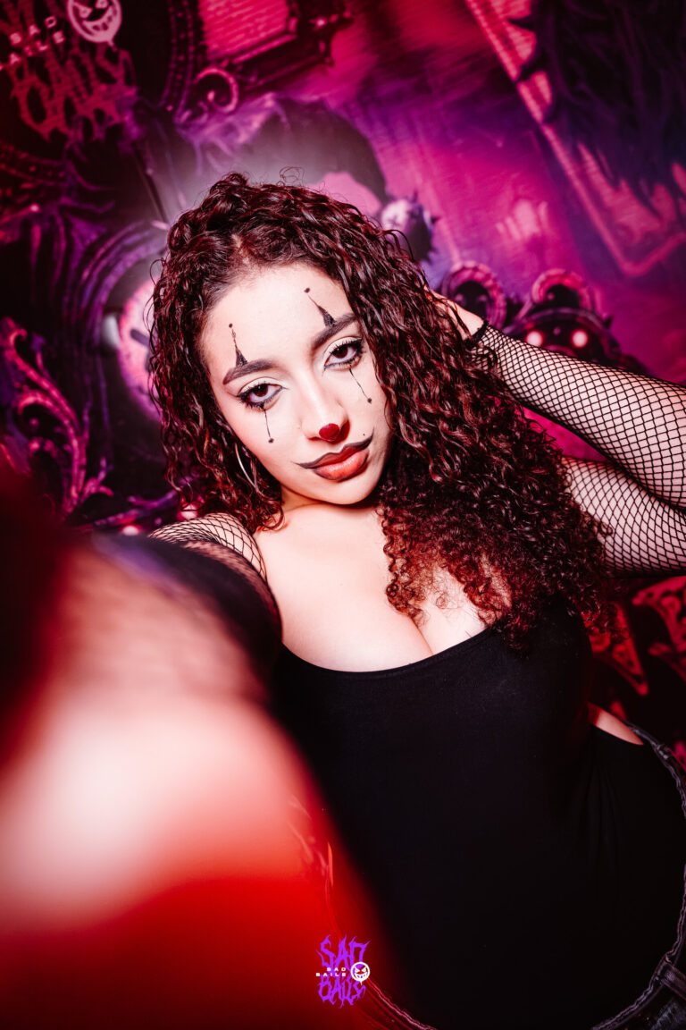 Garota de cabelo cacheado faz selfie — Sad Baile Joker, Halloween em São Paulo, 17/10/2026