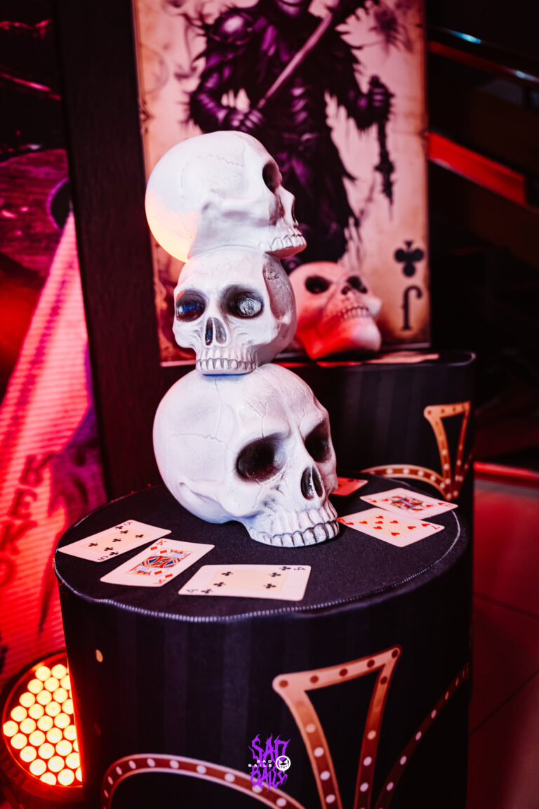 Decoração com caveiras e cartas de baralho — Sad Baile Joker, Halloween em São Paulo, 17/10/2026