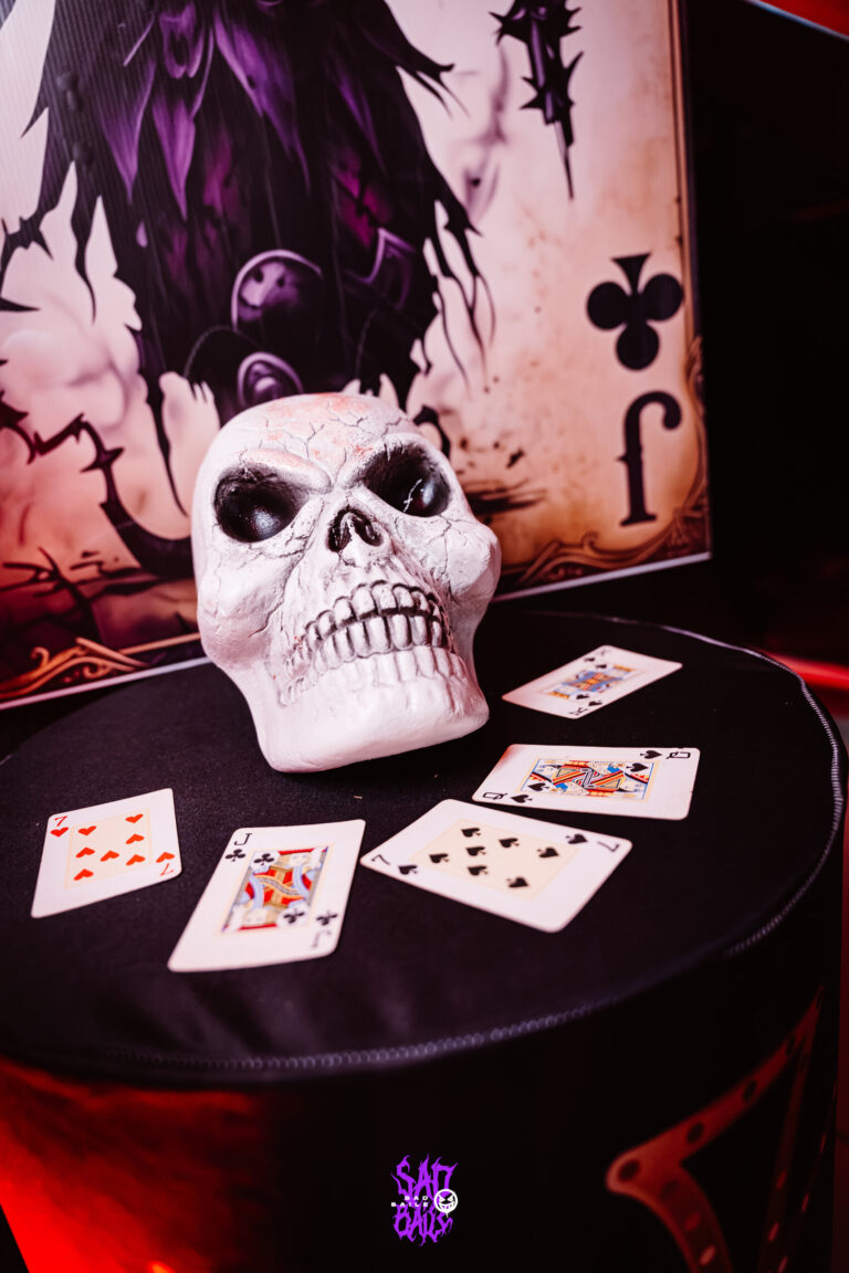 Caveira e cartas de baralho na decoração do Coringa — Sad Baile Joker, Halloween em São Paulo, 17/10/2026