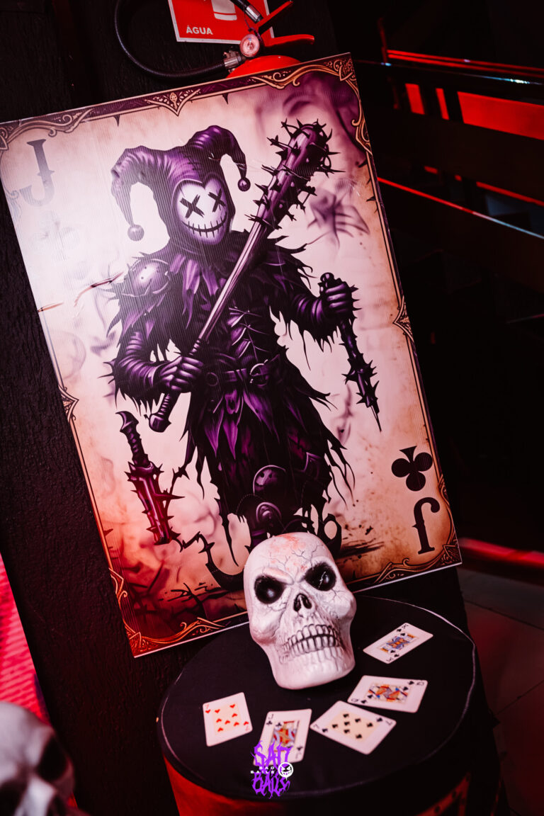 Quadro de carta de coringa e caveira na decoração — Sad Baile Joker, Halloween em São Paulo, 17/10/2026