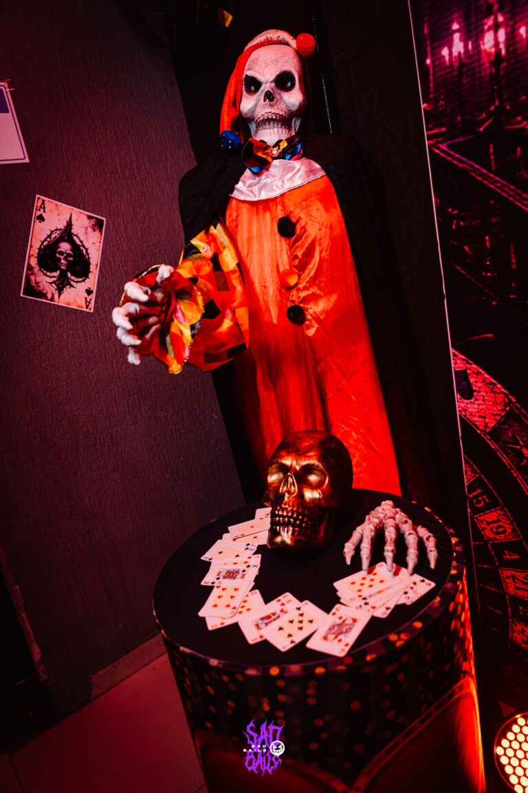 Boneco de palhaço esqueleto na decoração — Sad Baile Joker, Halloween em São Paulo, 17/10/2026
